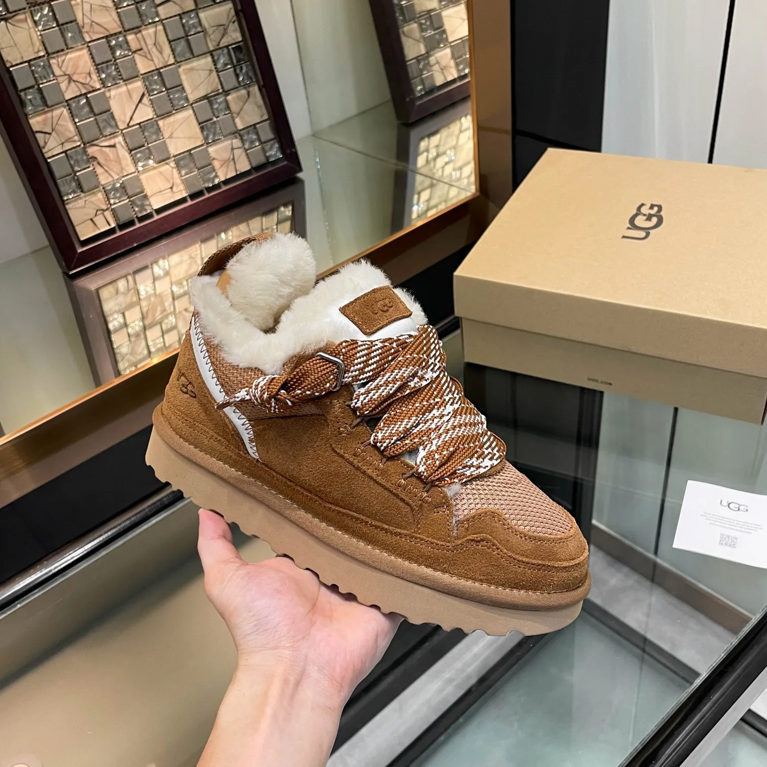 Men's men's shoes pP580! UGG~25vs popular platform thick-soled casual shoes series... [Round-toe thick-soled casual shoes] A shoe that does not clash with shirts, simple partition design ➕ spotted outsole, silk curls on the upper, a must-have for autumn and winter, can be worn with any pants or skirt, very comfortable and beautiful on the feet... ❶Material: Original customized cow ➕Breathable mesh ❷Inner lining: Original customized wool ❸ Foot pads: Original customized sheepskin ❹Outsole: Original molded wear-resistant velvet foam outsole ❺Number of codes: 35-41 ❻Packaging: Original full set of packaging ☀Color: Official website updated simultaneously